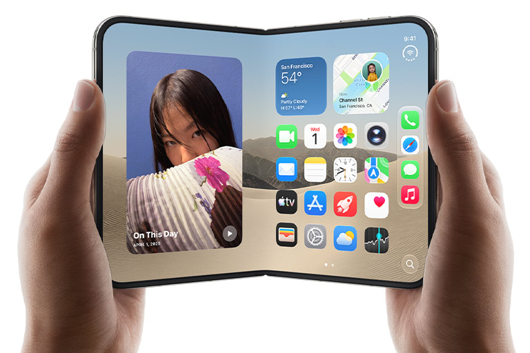 Aufgeklapptes faltbares iPhone Duo in zwei Händen, Homescreen auf dem großen Display
